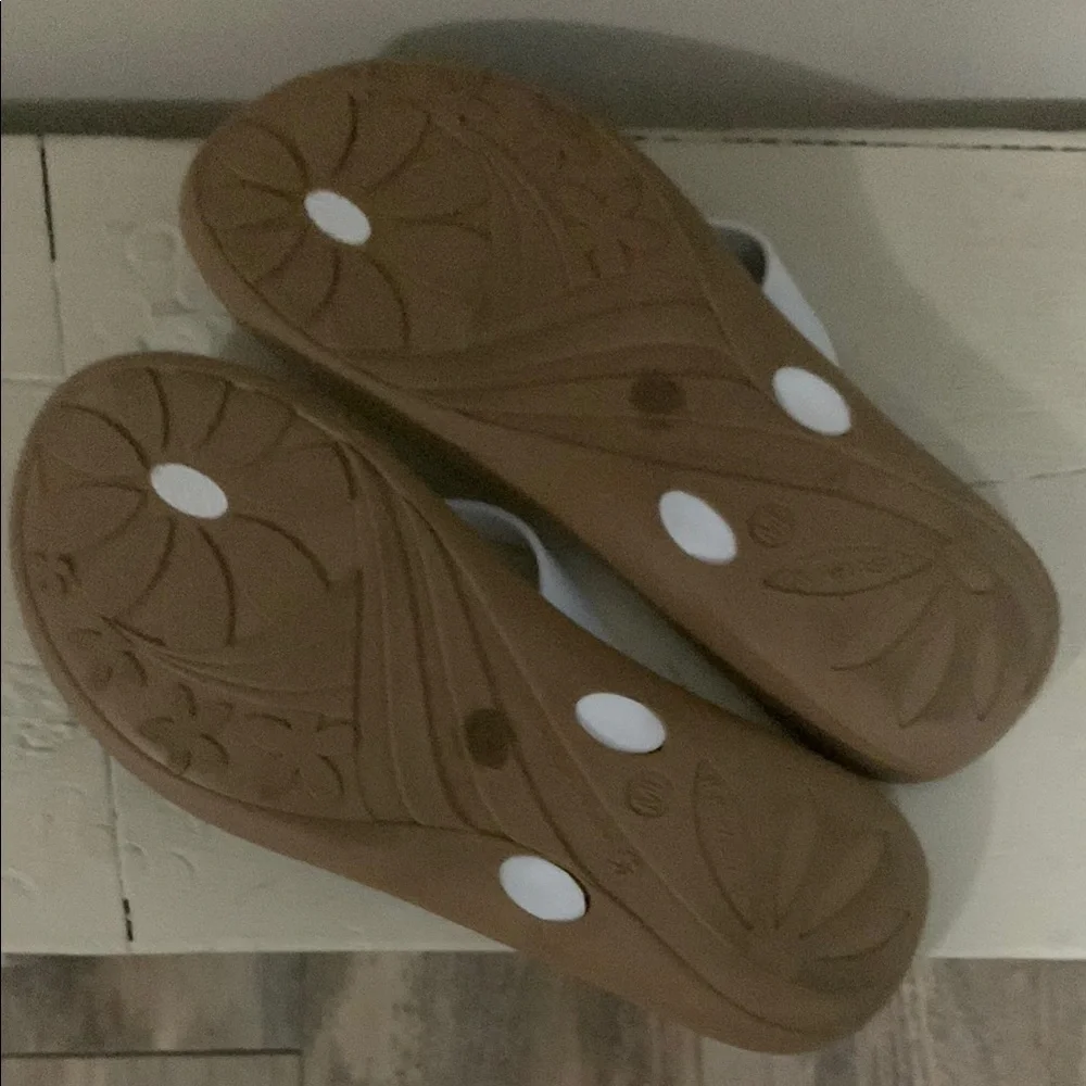 Okabashi White and Brown Sandals - Picture 2 of 5